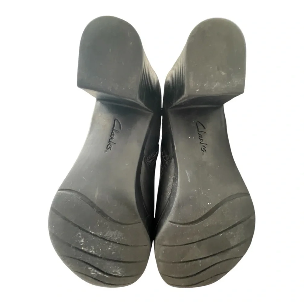 Clarks Leather Women’s black heeled ankle boots. Size 6.5M